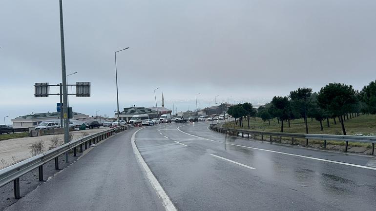 Büyükçekmece D-100de kamyonet devrildi