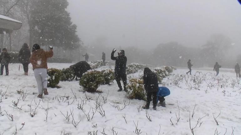 İstanbulun bazı bölgelerinde kar yağışı etkili oluyor; Çamlıca Tepesi beyaza büründü