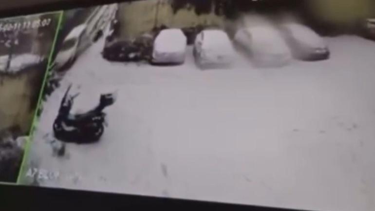 Başakşehir’de karlı yokuşta kayan otomobilin sürücüsü araçtan atladı