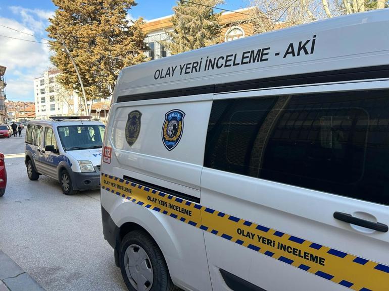 Kendisini mehdi olarak gören kişi, din düşmanı ilan ettiği babasını bıçakla öldürdü