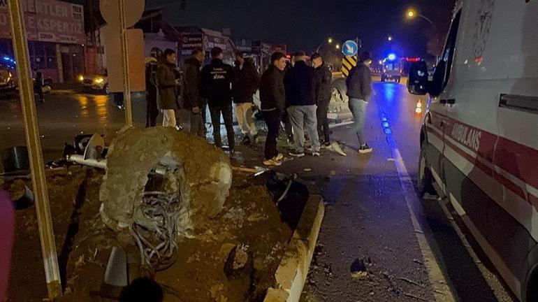Otomobil, sinyalizasyon direğine çarpıp, ters döndü; 2 yaralı