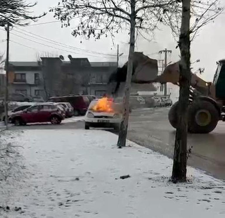 Otomobildeki yangını, iş makinesiyle toprak dökerek söndürdü