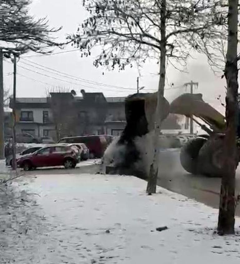 Otomobildeki yangını, iş makinesiyle toprak dökerek söndürdü