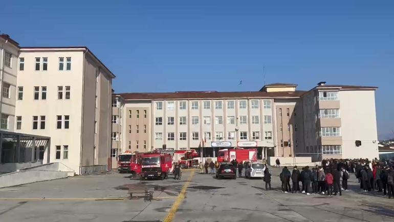 Arnavutköyde okulun çatısında çıkan yangın söndürüldü