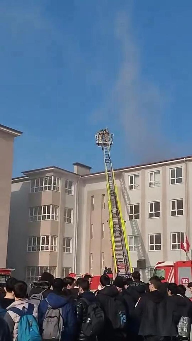 Arnavutköyde okulun çatısında çıkan yangın söndürüldü