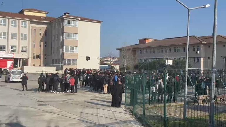 Arnavutköyde okulun çatısında çıkan yangın söndürüldü