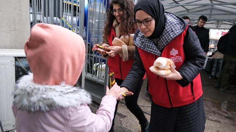Vakıflar Genel Müdürlüğünden, ülkesine dönen Suriyelilere sınırda ikram