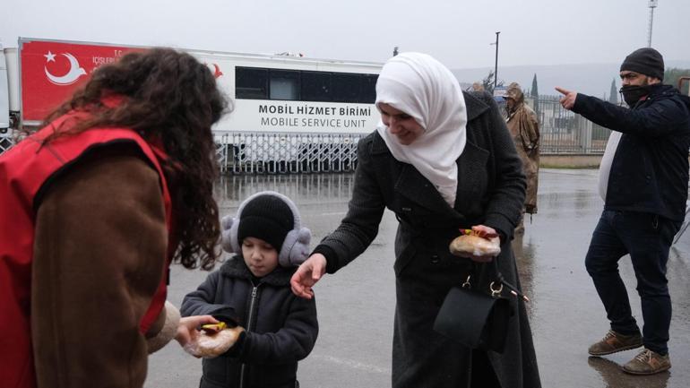 Vakıflar Genel Müdürlüğünden, ülkesine dönen Suriyelilere sınırda ikram