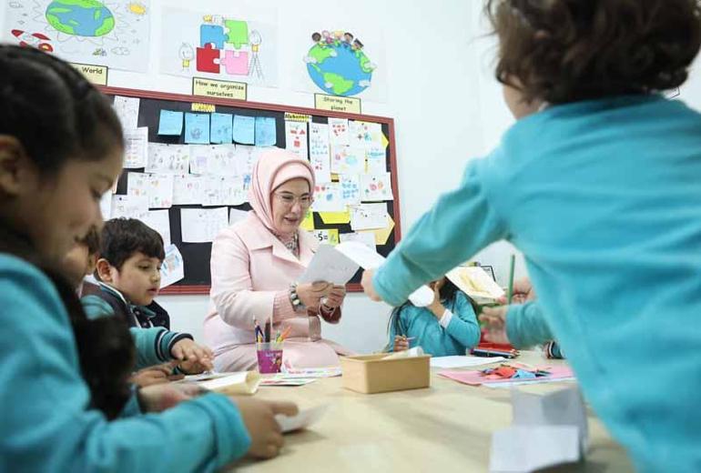 Emine Erdoğan, İslamabad’da Pak-Türk Maarif Uluslararası Okulları’nı ziyaret etti