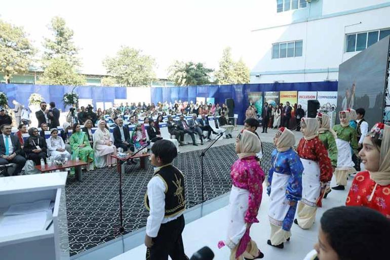 Emine Erdoğan, İslamabad’da Pak-Türk Maarif Uluslararası Okulları’nı ziyaret etti