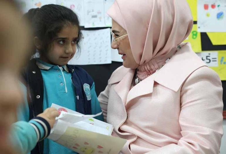 Emine Erdoğan, İslamabad’da Pak-Türk Maarif Uluslararası Okulları’nı ziyaret etti