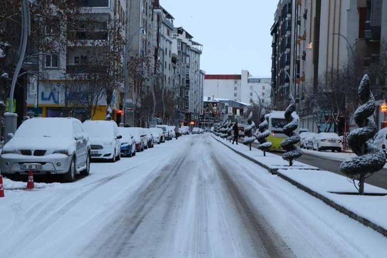 Van Bahçesarayda okullara kar tatili