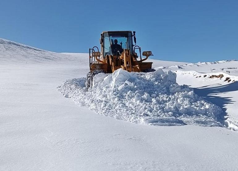 Karlıova ilçe merkezinde biriken kar, kamyonlarla taşınıyor