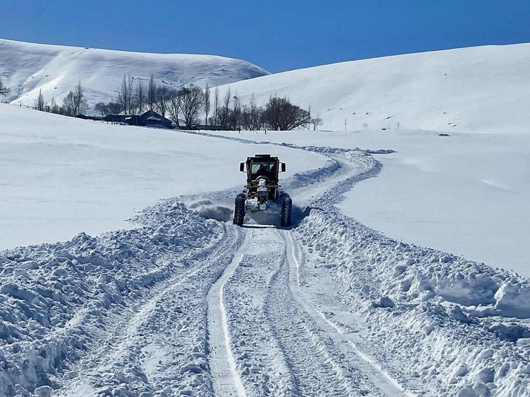 Karlıova ilçe merkezinde biriken kar, kamyonlarla taşınıyor