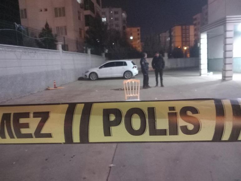 Diyarbakırda düğün salonu önünde silahlı, bıçaklı kavga: 3 yaralı