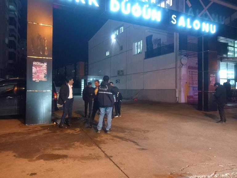 Diyarbakırda düğün salonu önünde silahlı, bıçaklı kavga: 3 yaralı