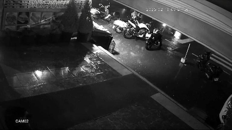 Esenyurtta otomobil 4 motosiklete çarpıp kaçtı; kaza kamerada