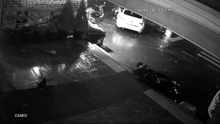 Esenyurtta otomobil 4 motosiklete çarpıp kaçtı; kaza kamerada