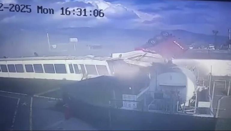 Seyir halindeki TIR karşı şeride geçti, sürücüsü hayatını kaybetti