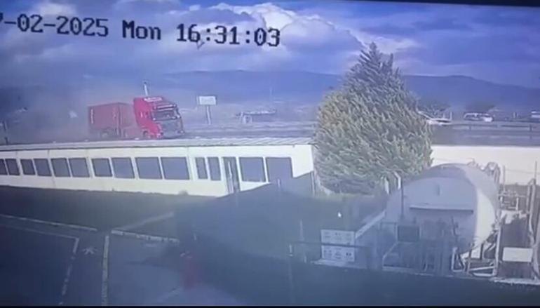 Seyir halindeki TIR karşı şeride geçti, sürücüsü hayatını kaybetti