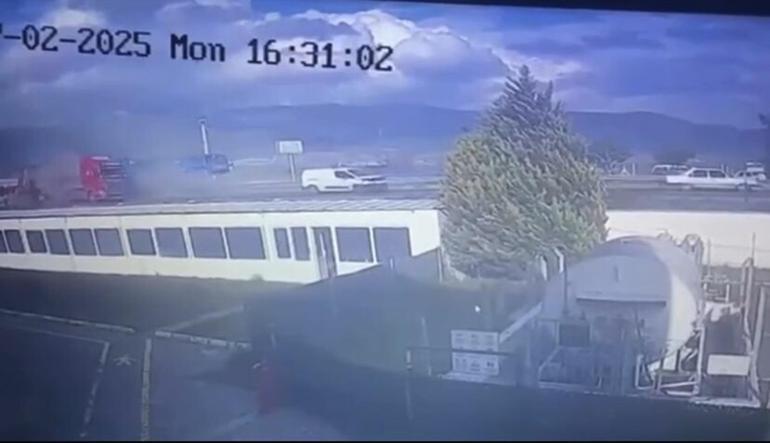 Seyir halindeki TIR karşı şeride geçti, sürücüsü hayatını kaybetti