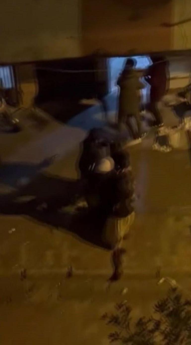 Bahçelievlerde iki aile arasında çıkan döner bıçaklı kavga kamerada