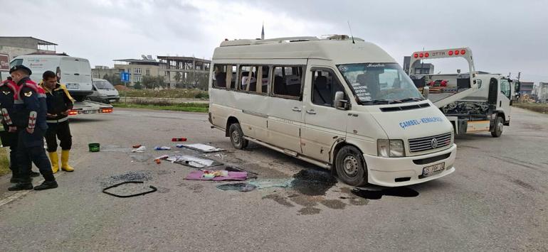 İzmirde yolcu minibüsü ile hafif ticari araç çarpıştı: 9 yaralı