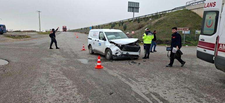 İzmirde yolcu minibüsü ile hafif ticari araç çarpıştı: 9 yaralı
