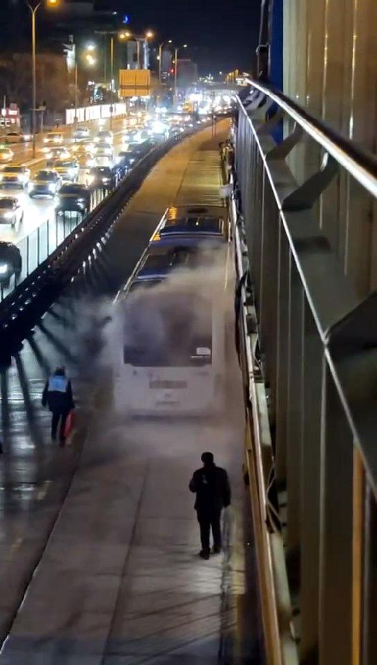 Avcılarda metrobüsün motorunda yangın çıktı