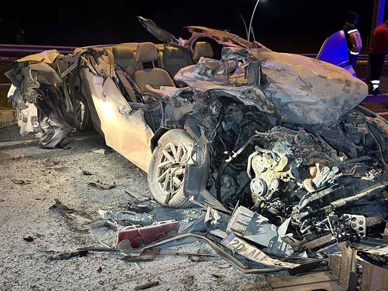 Uşakta, TIRa arkadan çarpan otomobilin sürücüsü öldü