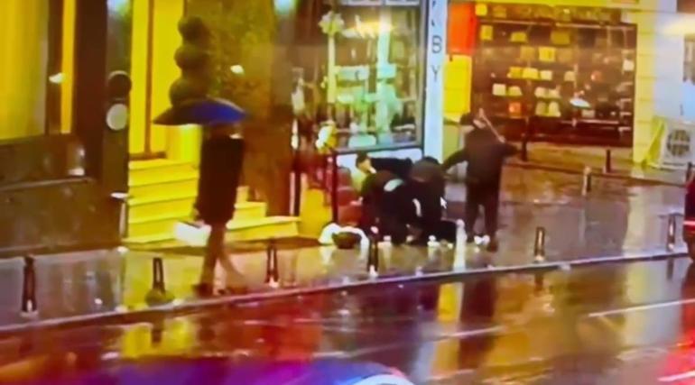 Fatihte 5 kişi yolda karşılaştığı husumetlisini sopalarla darbedip bıçakladı