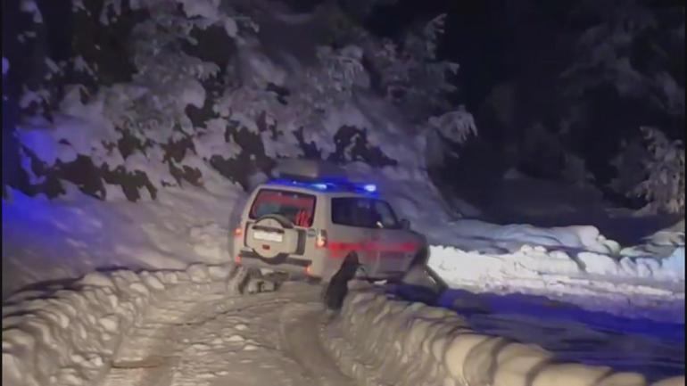 Karda mahsur kalan hastaya paletli ambulansla ulaştırıldı