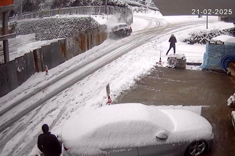 Buzda kayan otomobil inşaat alanına uçtu