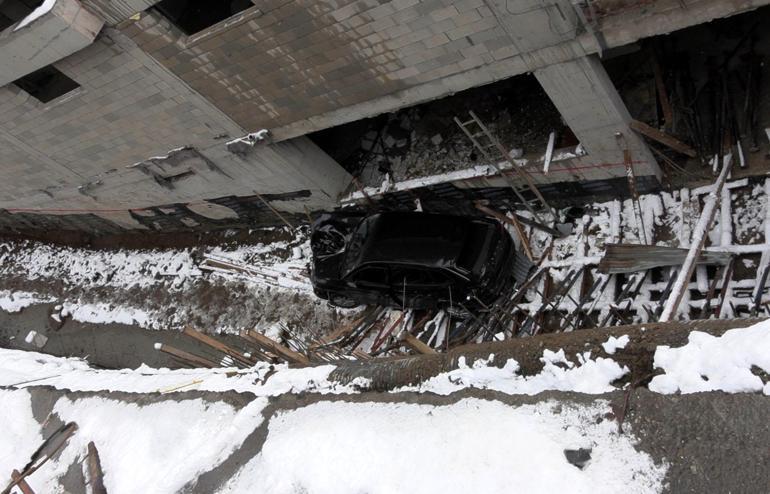 Buzda kayan otomobil inşaat alanına uçtu