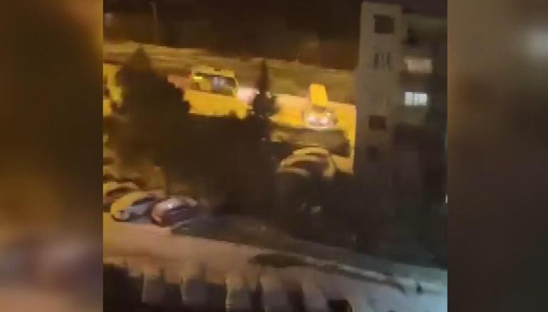 Buzlanan yolda kayan işçi servisine halk otobüsü çarptı; o anlar kamerada