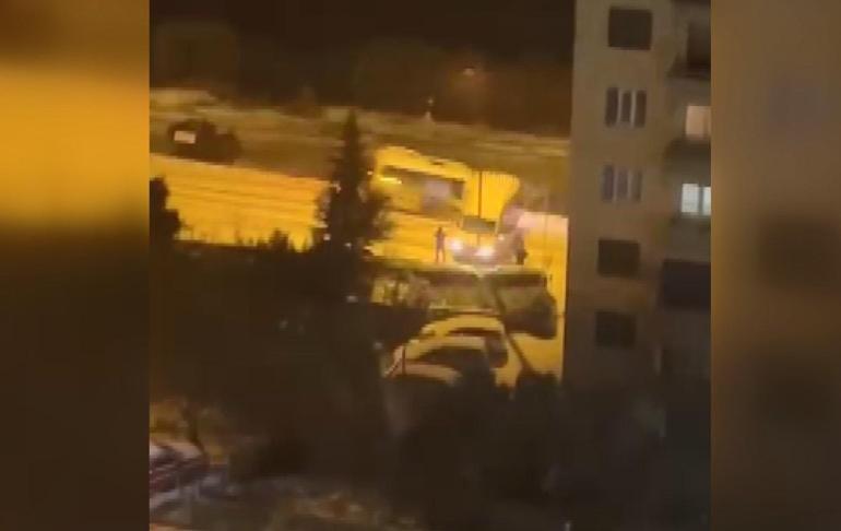 Buzlanan yolda kayan işçi servisine halk otobüsü çarptı; o anlar kamerada