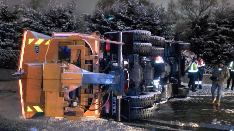 Beylikdüzünde, devrilen kar küreme aracının şoförü yaralandı