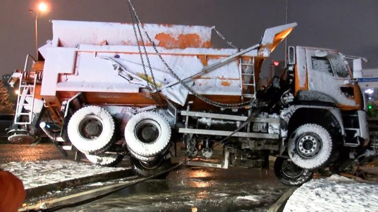 Beylikdüzünde, devrilen kar küreme aracının şoförü yaralandı