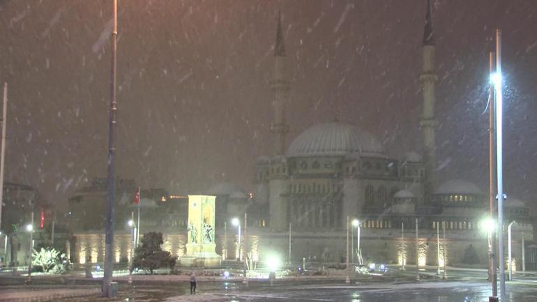 İstanbulda kar, gece saatlerinde etkili oldu