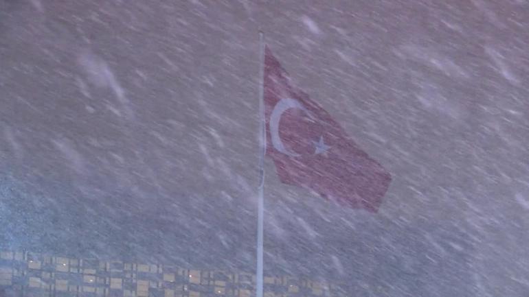 İstanbulda kar, gece saatlerinde etkili oldu