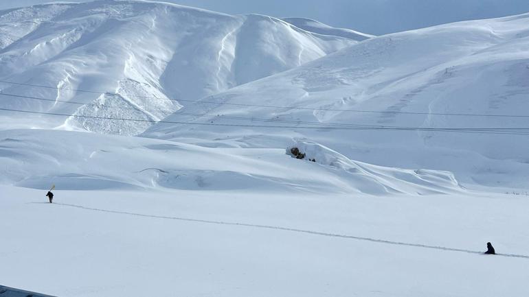 Vanda kapalı 468 yerleşim yolu açıldı; Hakkaride kar kalınlığı 1,5 metreyi buldu