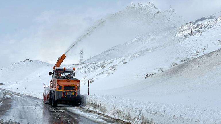 Vanda kapalı 468 yerleşim yolu açıldı; Hakkaride kar kalınlığı 1,5 metreyi buldu
