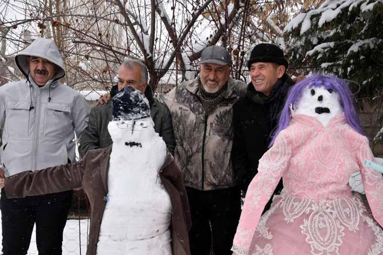 Kardan gelin ve damat yaptılar, halay çekip eğlendiler