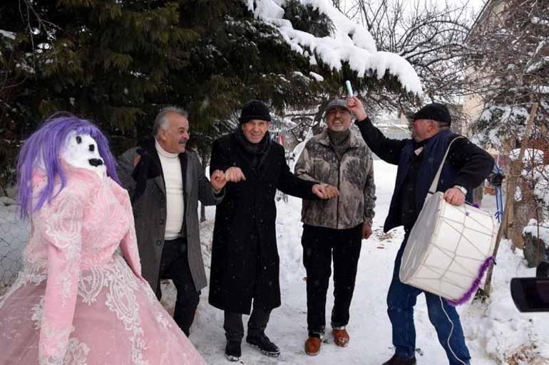 Kardan gelin ve damat yaptılar, halay çekip eğlendiler