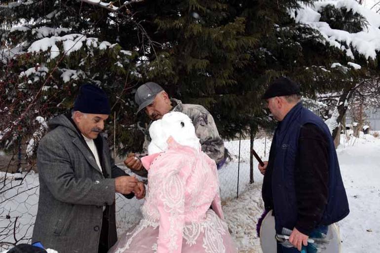 Kardan gelin ve damat yaptılar, halay çekip eğlendiler