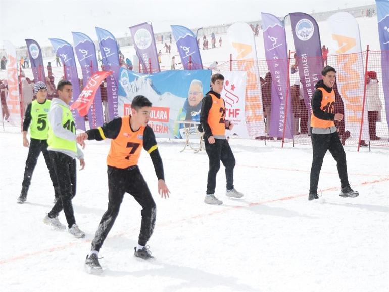Erciyeste, Kar Hentbol Şampiyonası düzenlendi