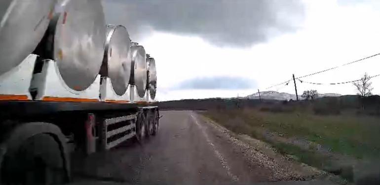 Otomobille ilerleyen çift, süt tankerinin üzerlerine doğru gelmesiyle büyük korku yaşadı; o anlar kamerada