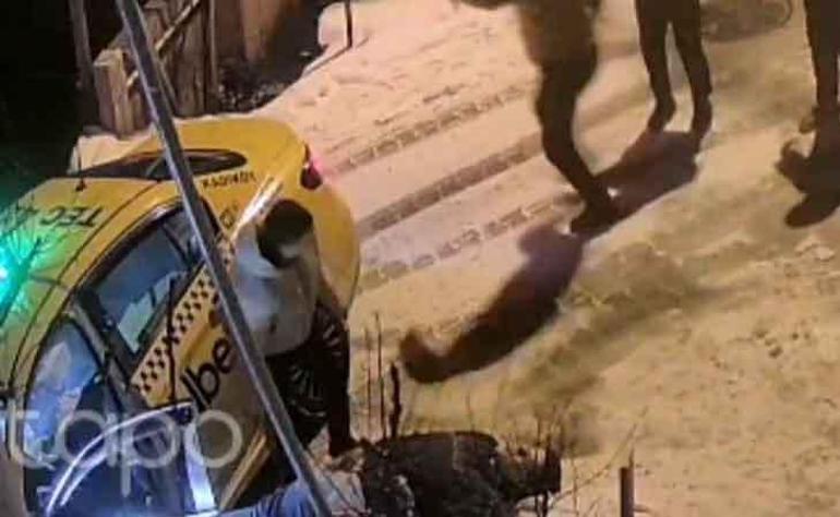 Beykozda buzlanan yolda kayan otomobil, taksi ve 2 eve çarptı; kaza anı kamerada