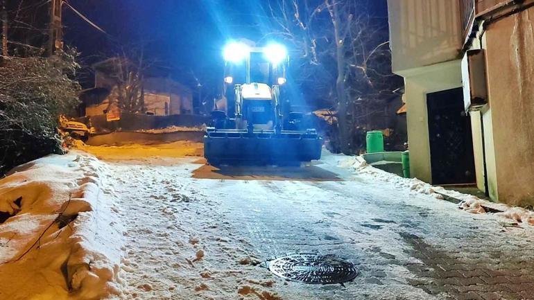 Beykozda buzlanan yolda kayan otomobil, taksi ve 2 eve çarptı; kaza anı kamerada