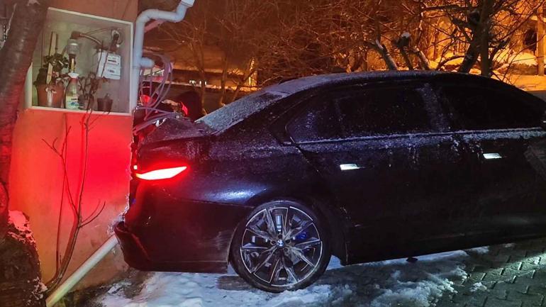 Beykozda buzlanan yolda kayan otomobil, taksi ve 2 eve çarptı; kaza anı kamerada